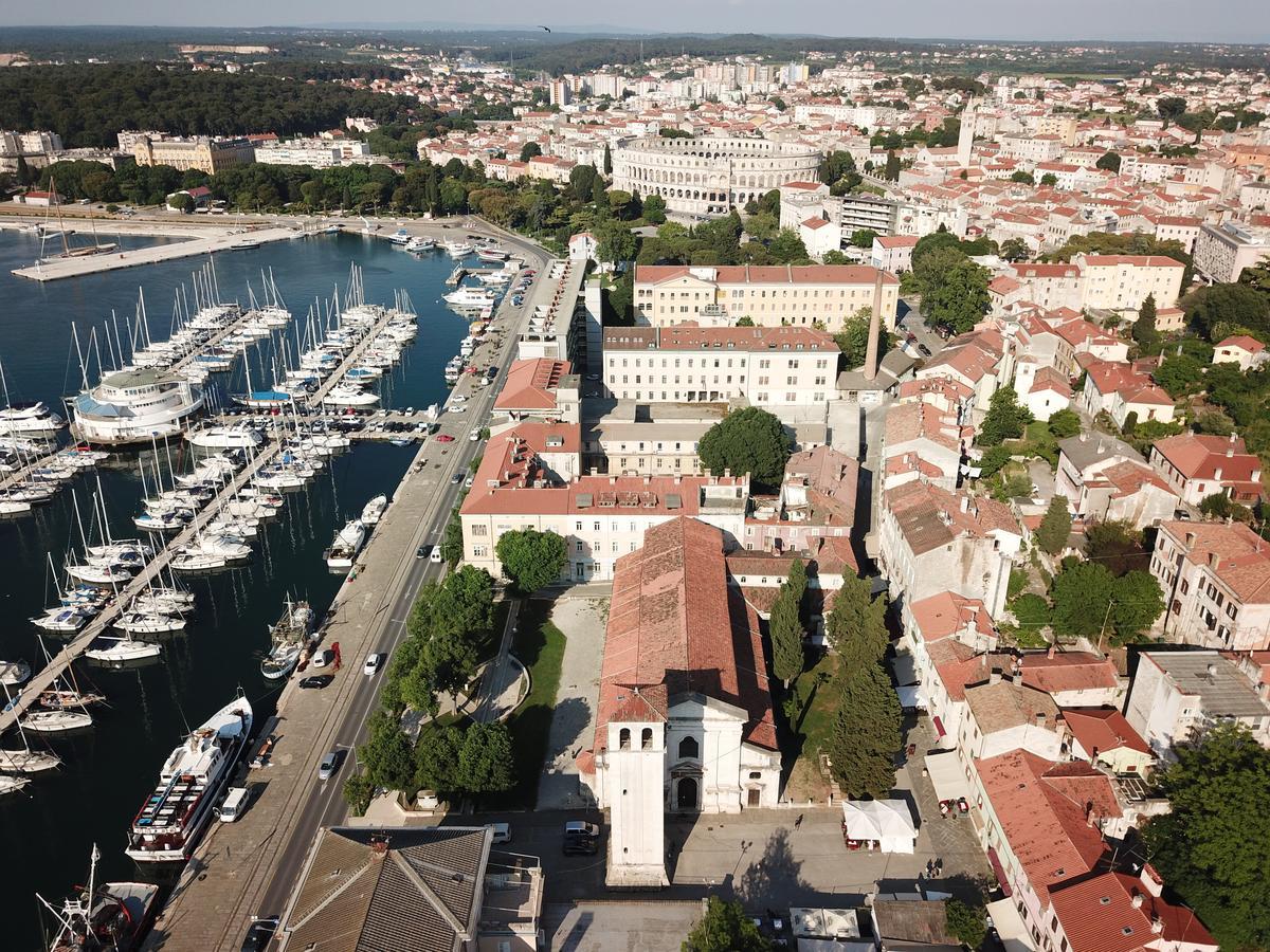 Candler'S Old Town Apartments Pula Buitenkant foto